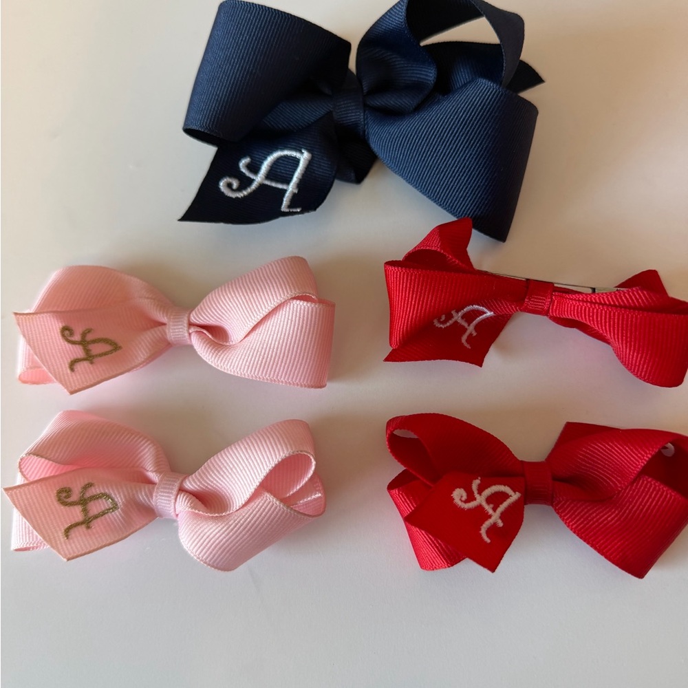 Wee Ones girls initialed “A” bows size mini & small EUC